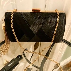 BRAND NEW W/TAGS, beautiful Marciano purse/clutch w/removable chain